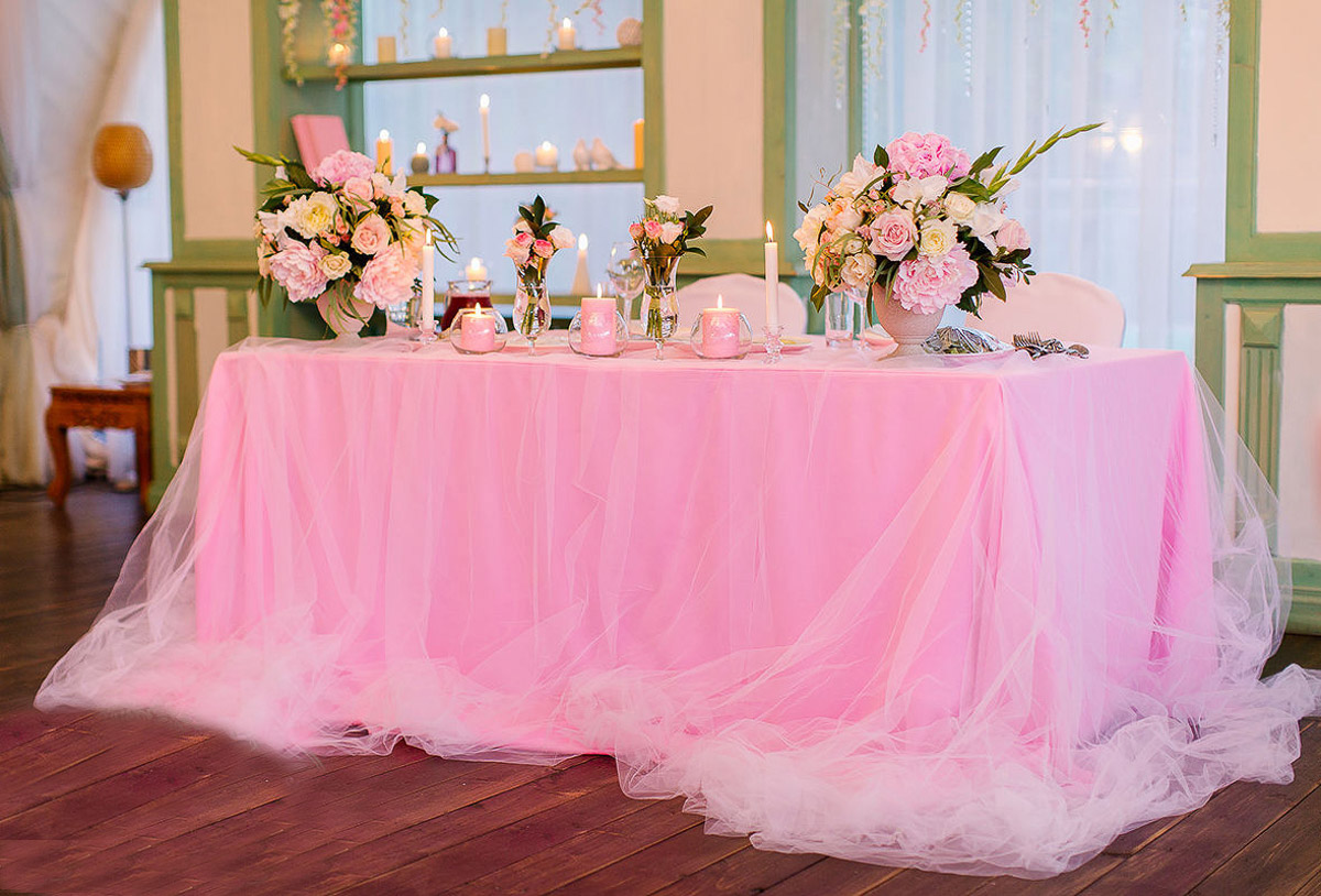 розовый стол на свадьбе